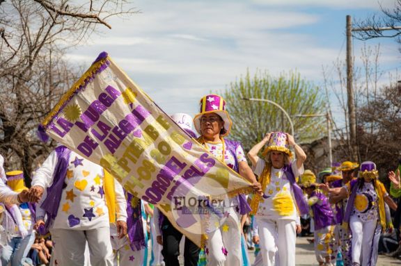 La Murga de la Alegría desfiló en el Aniversario de Pringles