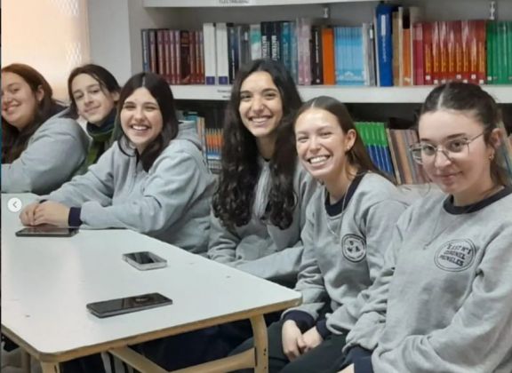 Feria comunitaria en la Técnica: buscan pintar la escuela y financiar proyectos