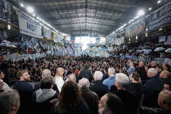Axel Kicillof y Fernando Espinoza encabezaron un acto multitudinario